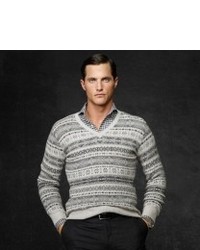 grauer Pullover mit einem V-Ausschnitt mit Norwegermuster