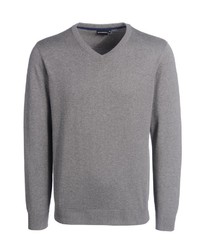 grauer Pullover mit einem V-Ausschnitt von Bernd Berger