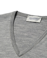 grauer Pullover mit einem V-Ausschnitt von John Smedley