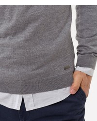 grauer Pullover mit einem V-Ausschnitt von Brax