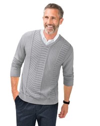 grauer Pullover mit einem V-Ausschnitt von Classic