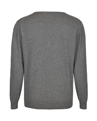 grauer Pullover mit einem V-Ausschnitt