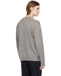 grauer Pullover mit einem V-Ausschnitt von Wooyoungmi