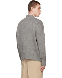 grauer Pullover mit einem V-Ausschnitt von AMI Alexandre Mattiussi