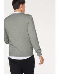 grauer Pullover mit einem V-Ausschnitt von John Devin