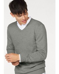grauer Pullover mit einem V-Ausschnitt von John Devin