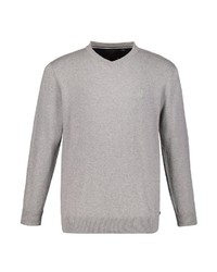 grauer Pullover mit einem V-Ausschnitt von JP1880