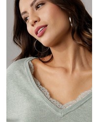 grauer Pullover mit einem V-Ausschnitt von Laura Scott