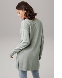 grauer Pullover mit einem V-Ausschnitt von Laura Scott