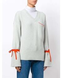 grauer Pullover mit einem V-Ausschnitt von Antonia Zander