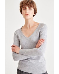 grauer Pullover mit einem V-Ausschnitt von OXXO