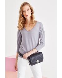 grauer Pullover mit einem V-Ausschnitt von OXXO