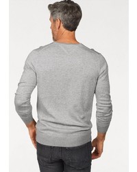 grauer Pullover mit einem V-Ausschnitt von Tommy Hilfiger