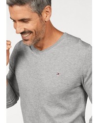 grauer Pullover mit einem V-Ausschnitt von Tommy Hilfiger