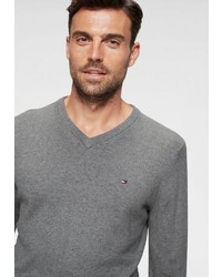 grauer Pullover mit einem V-Ausschnitt von Tommy Hilfiger