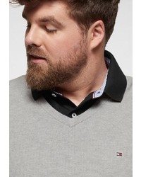 grauer Pullover mit einem V-Ausschnitt von Tommy Hilfiger