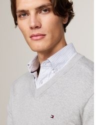 grauer Pullover mit einem V-Ausschnitt von Tommy Hilfiger