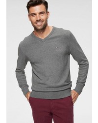 grauer Pullover mit einem V-Ausschnitt von Tommy Hilfiger