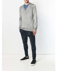 grauer Pullover mit einem V-Ausschnitt von Avant Toi