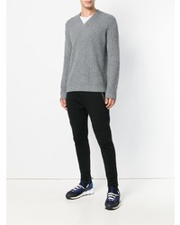 grauer Pullover mit einem V-Ausschnitt von Falke