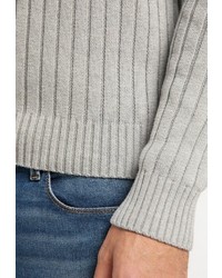 grauer Pullover mit einem zugeknöpften Kragen von Dreimaster