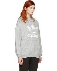 grauer Pullover mit einer Kapuze von adidas