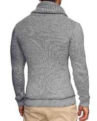 grauer Pullover mit einer weiten Rollkragen von INDICODE