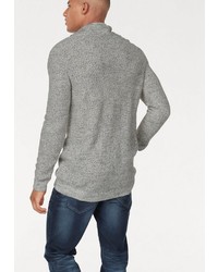 grauer Pullover mit einer weiten Rollkragen von John Devin