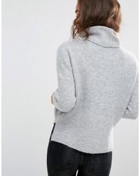 grauer Pullover mit einer weiten Rollkragen