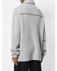 grauer Pullover mit einer weiten Rollkragen von Lost & Found Rooms