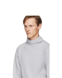 grauer Rollkragenpullover von Homme Plissé Issey Miyake