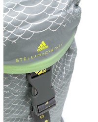 grauer Rucksack mit Schlangenmuster von adidas by Stella McCartney