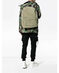 grauer Rucksack von Yeezy