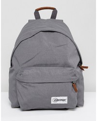 grauer Rucksack von Eastpak