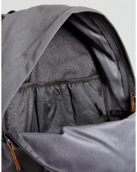 grauer Rucksack von Eastpak