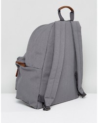 grauer Rucksack von Eastpak