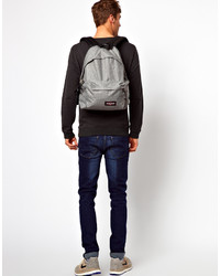 grauer Rucksack von Eastpak