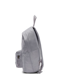 grauer Rucksack von Eastpak