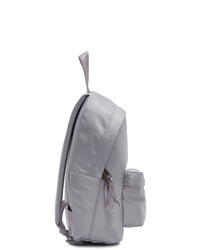 grauer Rucksack von Eastpak