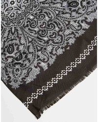 grauer Schal mit Paisley-Muster