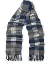 grauer Schal mit Schottenmuster