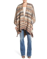 grauer Wollponcho mit geometrischem Muster