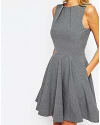 graues ausgestelltes Kleid von Closet