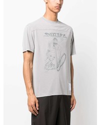 graues bedrucktes T-Shirt mit einem Rundhalsausschnitt von Satisfy