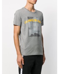 graues bedrucktes T-Shirt mit einem Rundhalsausschnitt von Calvin Klein Jeans