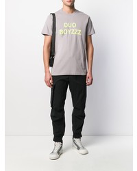 graues bedrucktes T-Shirt mit einem Rundhalsausschnitt von DUOltd