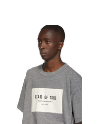 graues bedrucktes T-Shirt mit einem Rundhalsausschnitt von Fear Of God