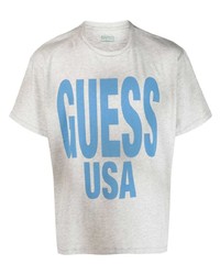 graues bedrucktes T-Shirt mit einem Rundhalsausschnitt von GUESS USA