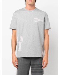 graues bedrucktes T-Shirt mit einem Rundhalsausschnitt von Thom Browne