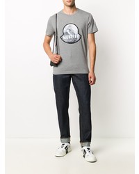 graues bedrucktes T-Shirt mit einem Rundhalsausschnitt von Moncler